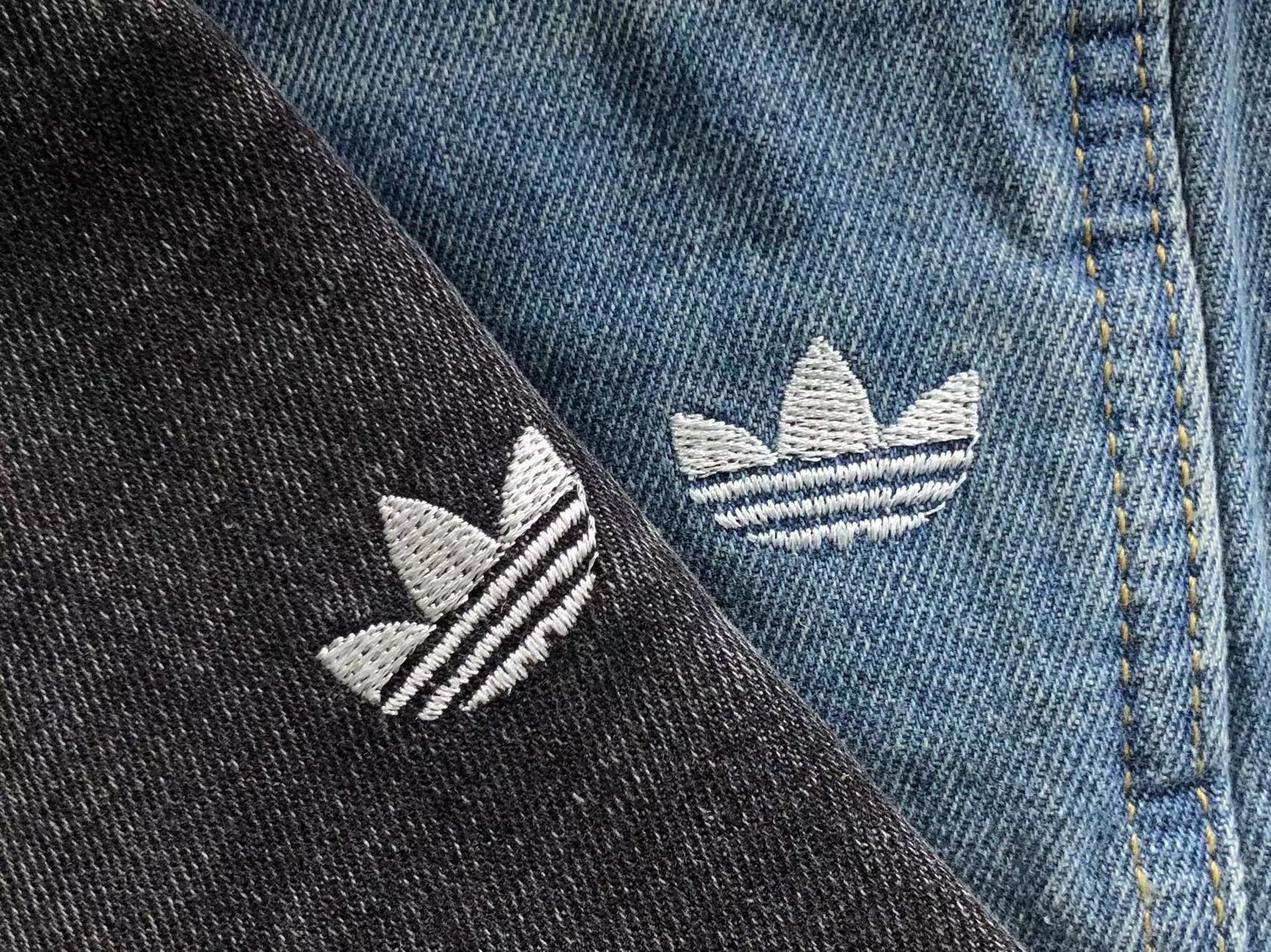 Calças jeans Adidas de corte amplo loose