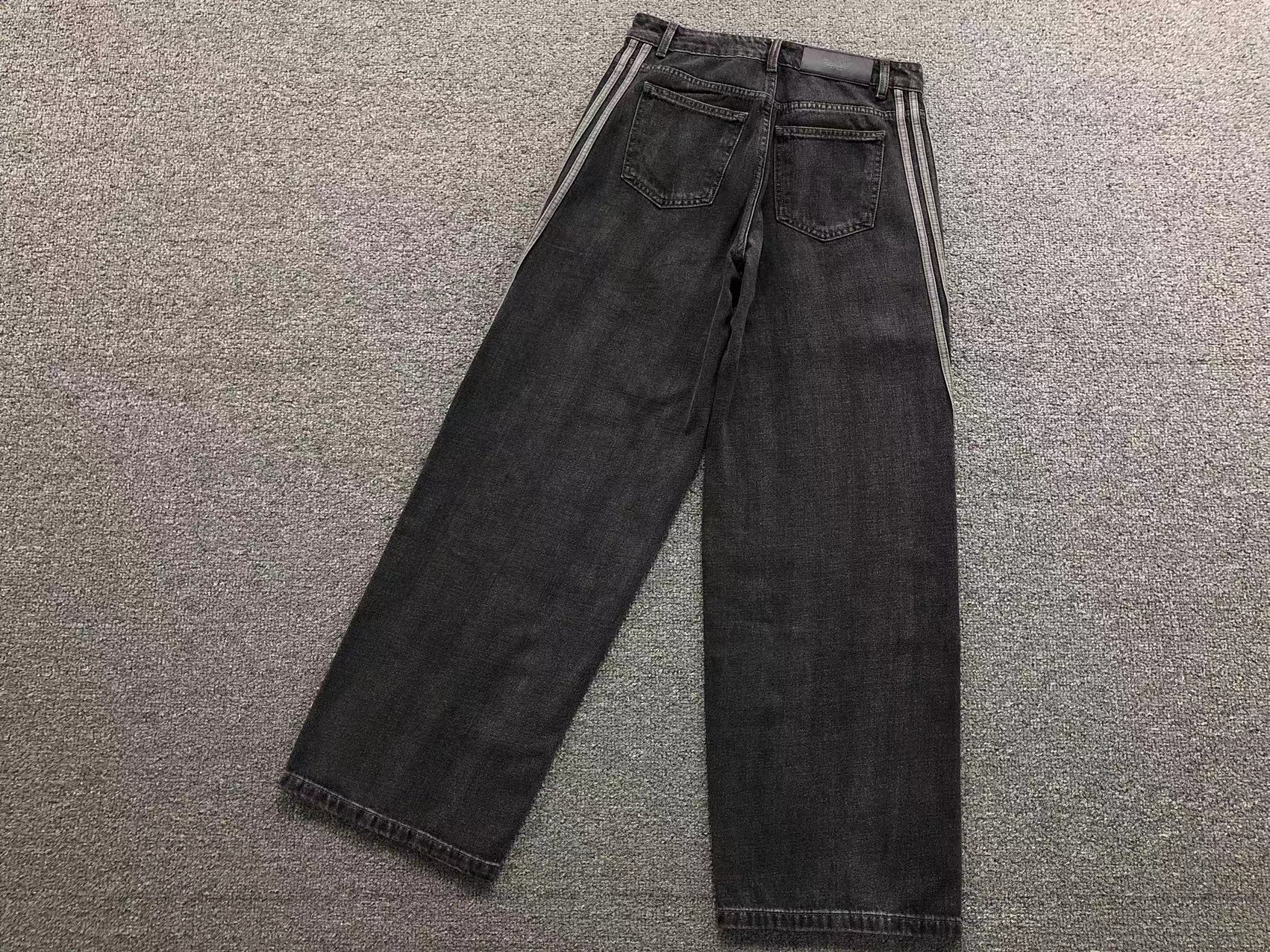 Calças jeans Adidas de corte amplo loose