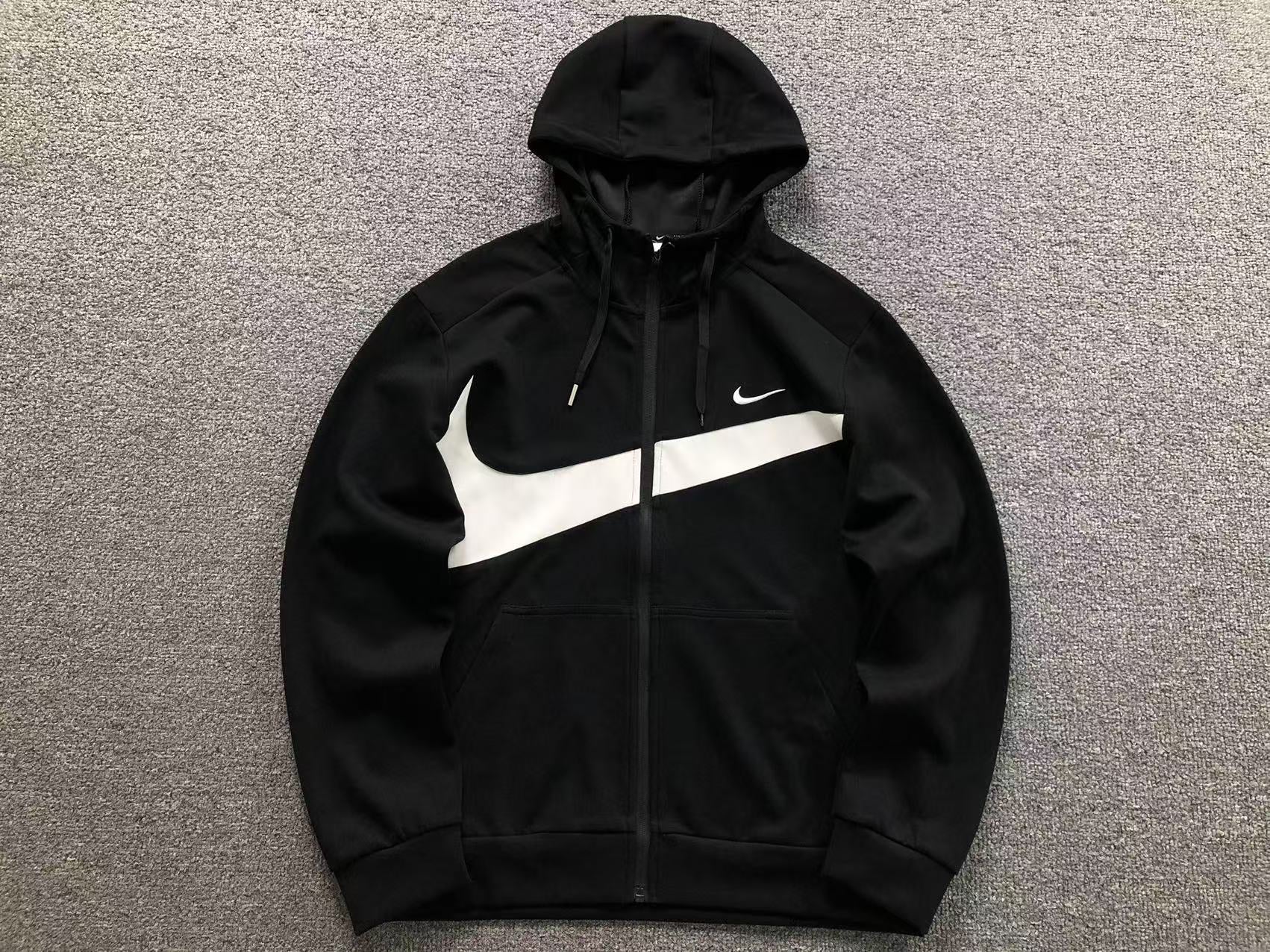 Casaco Nike com capuz modelo Nike Dri-FIT Energy