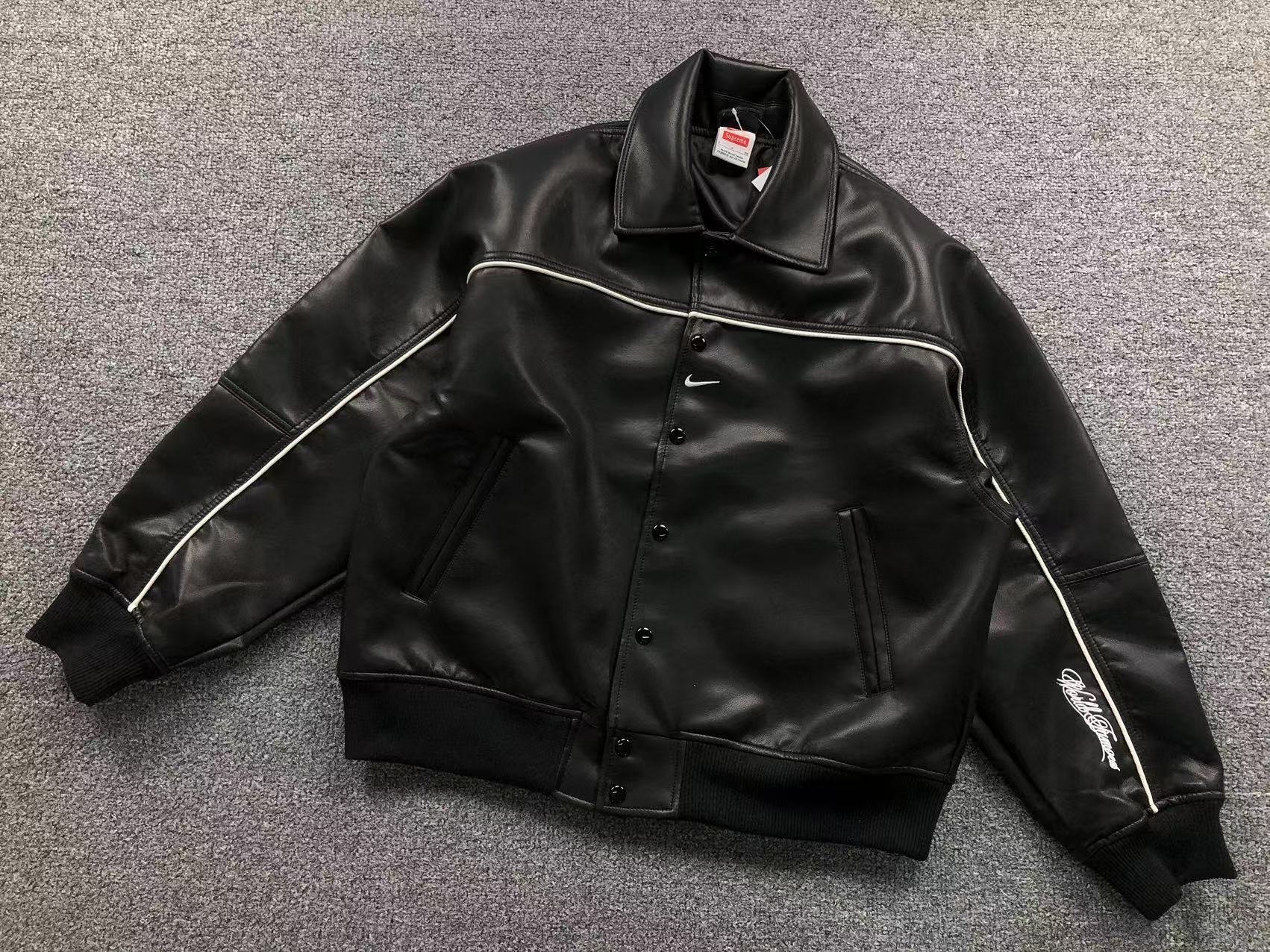 jaqueta varsity de couro Supreme x Nike