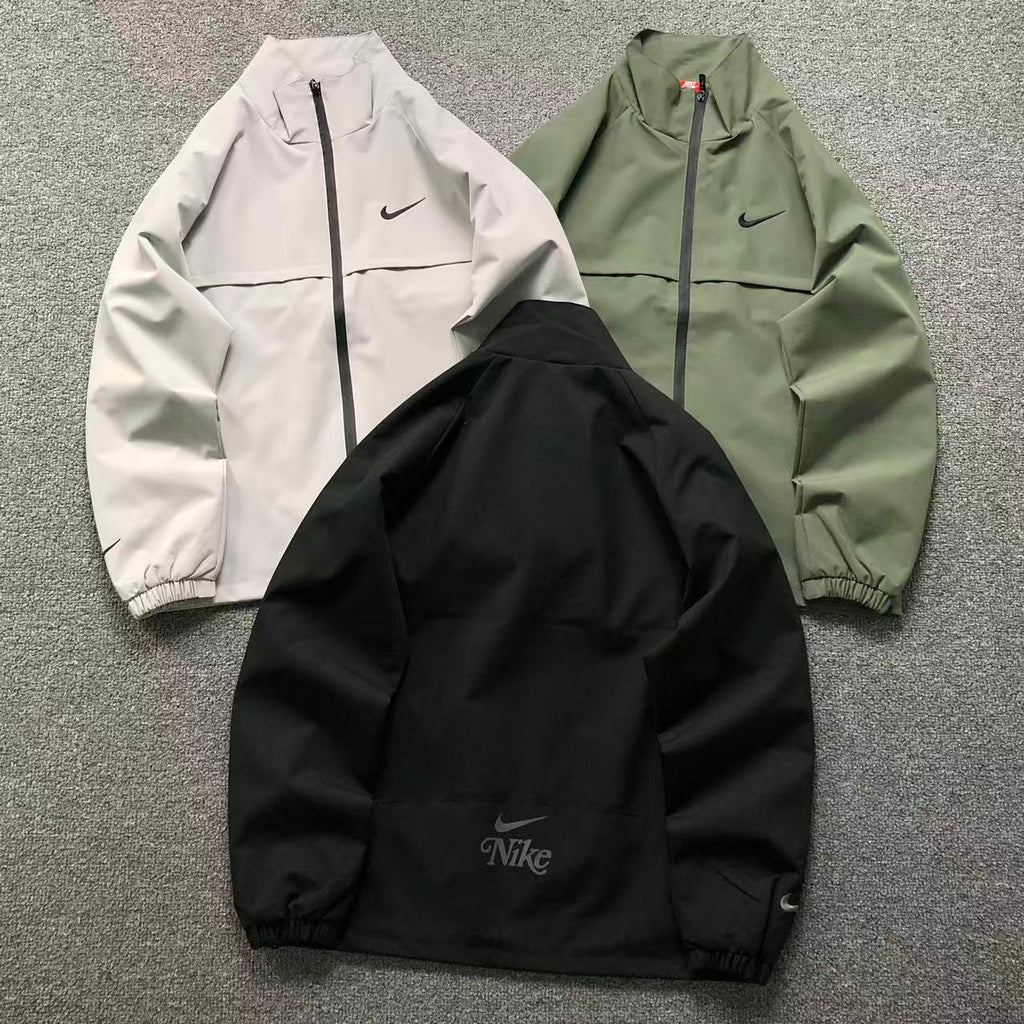 jaqueta é uma Nike Woven Jacket