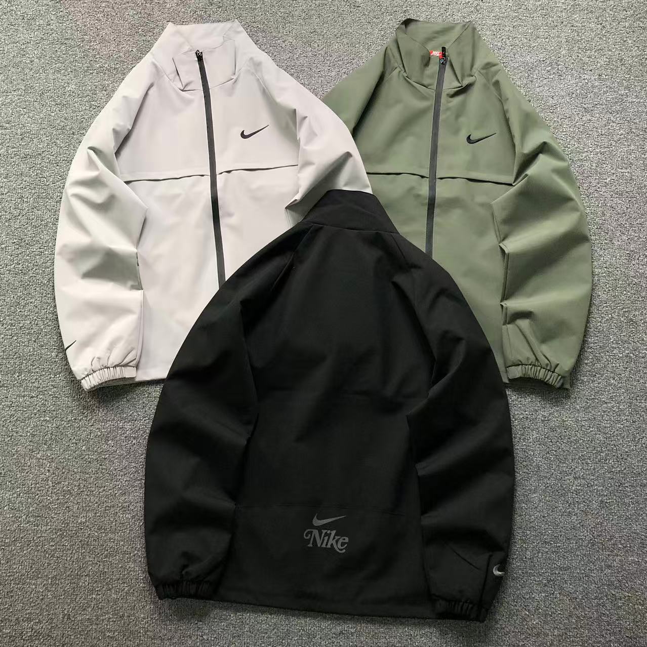 jaqueta é uma Nike Woven Jacket