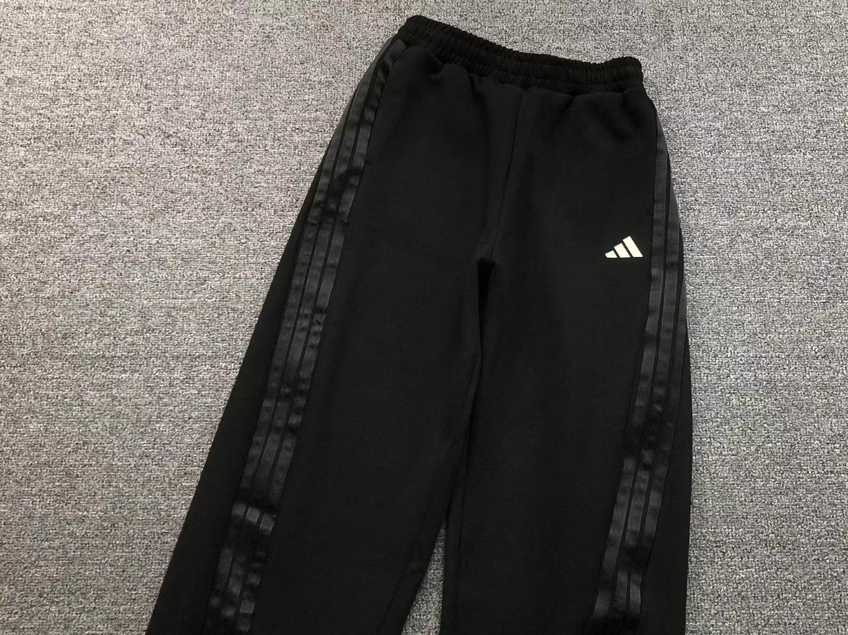 Calças Adidas corte de perna larga (wide-leg)