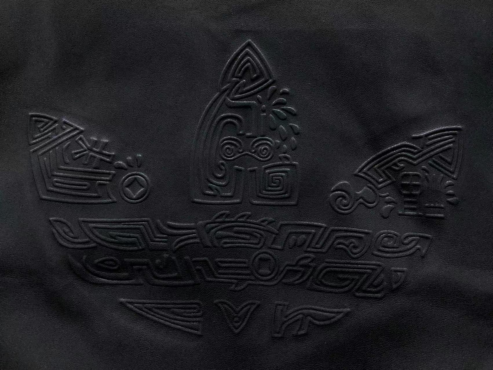jaqueta Adidas preta de couro sintético