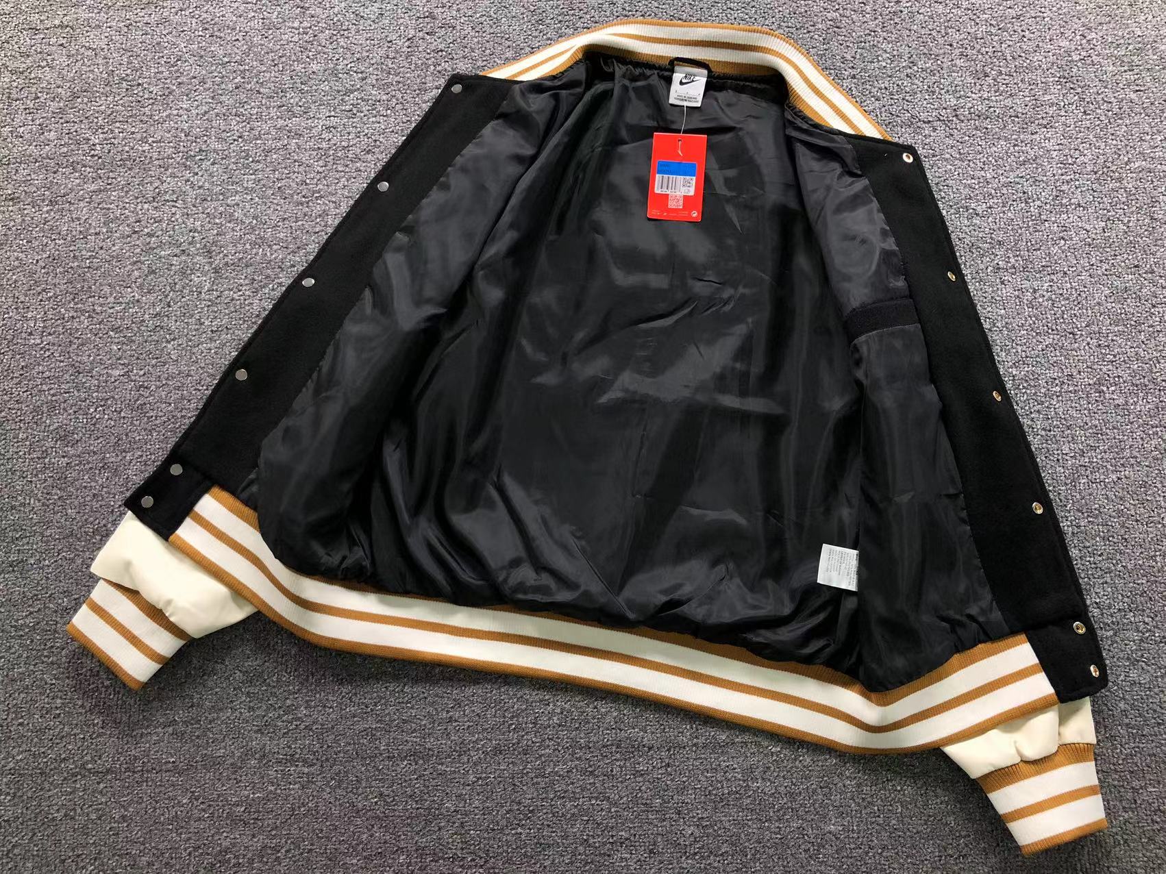Jaqueta estilo varsity da Nike,