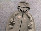 Blusa Syna x Nike Tech Fleece World