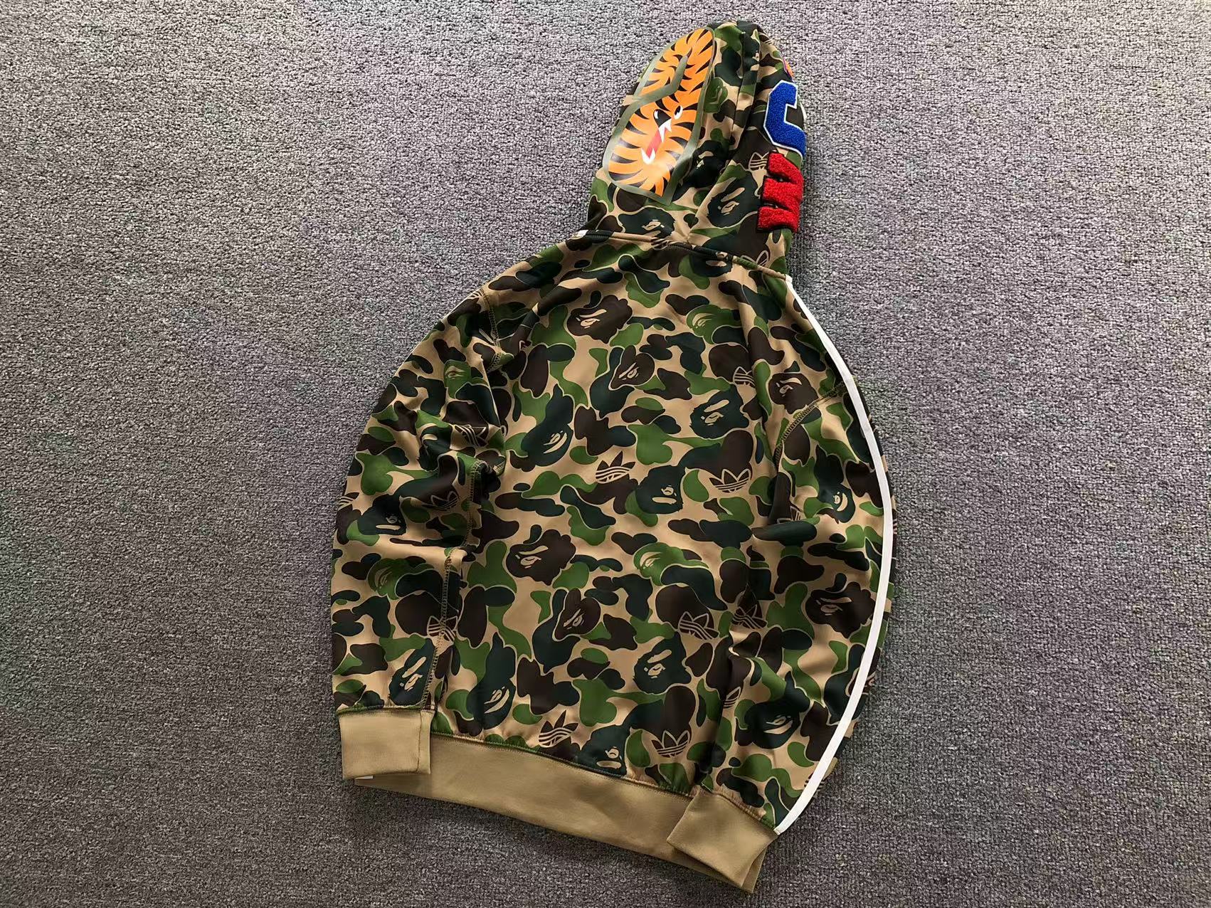 Blusa BAPE x adidas Shark Track Hoodie verde camuflado