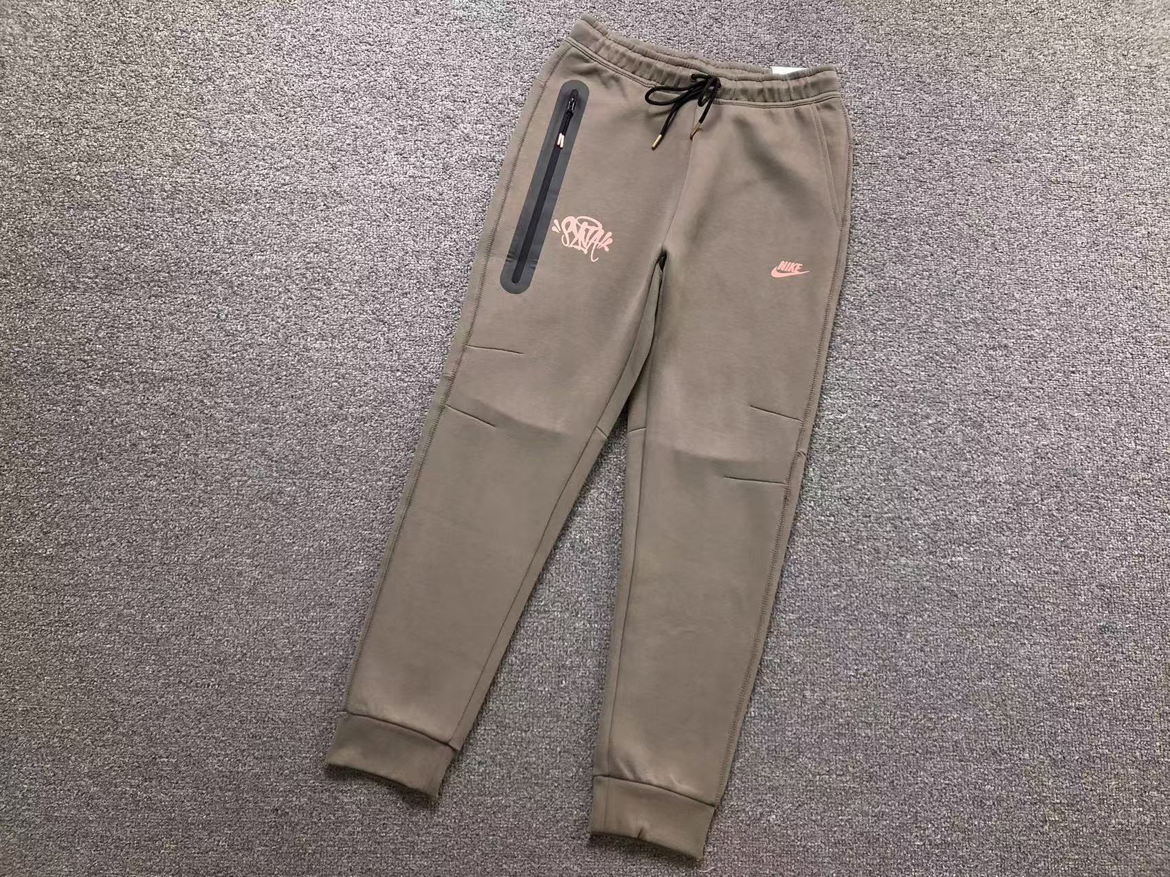 Calça agasalho Nike x Syna World