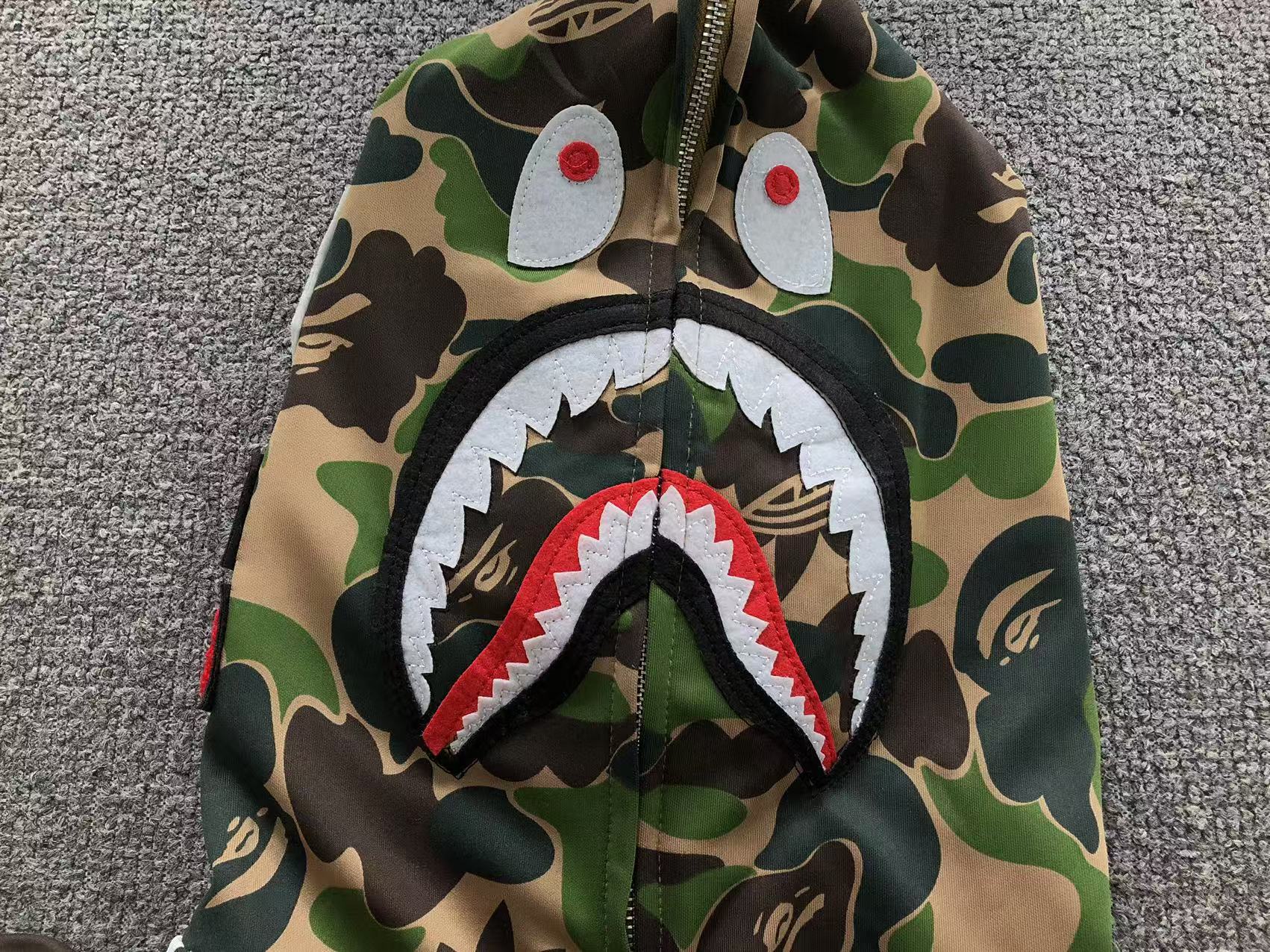 Blusa BAPE x adidas Shark Track Hoodie verde camuflado