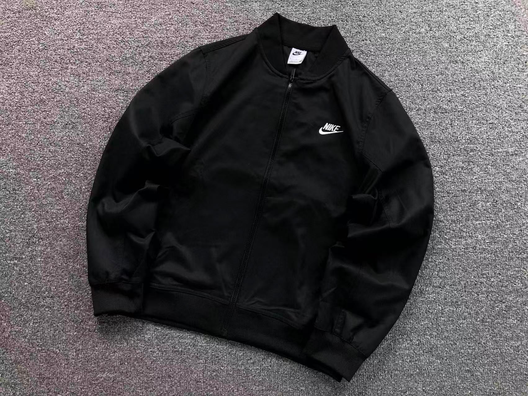Jaqueta Nike modelo Sportswear Sport Essentials