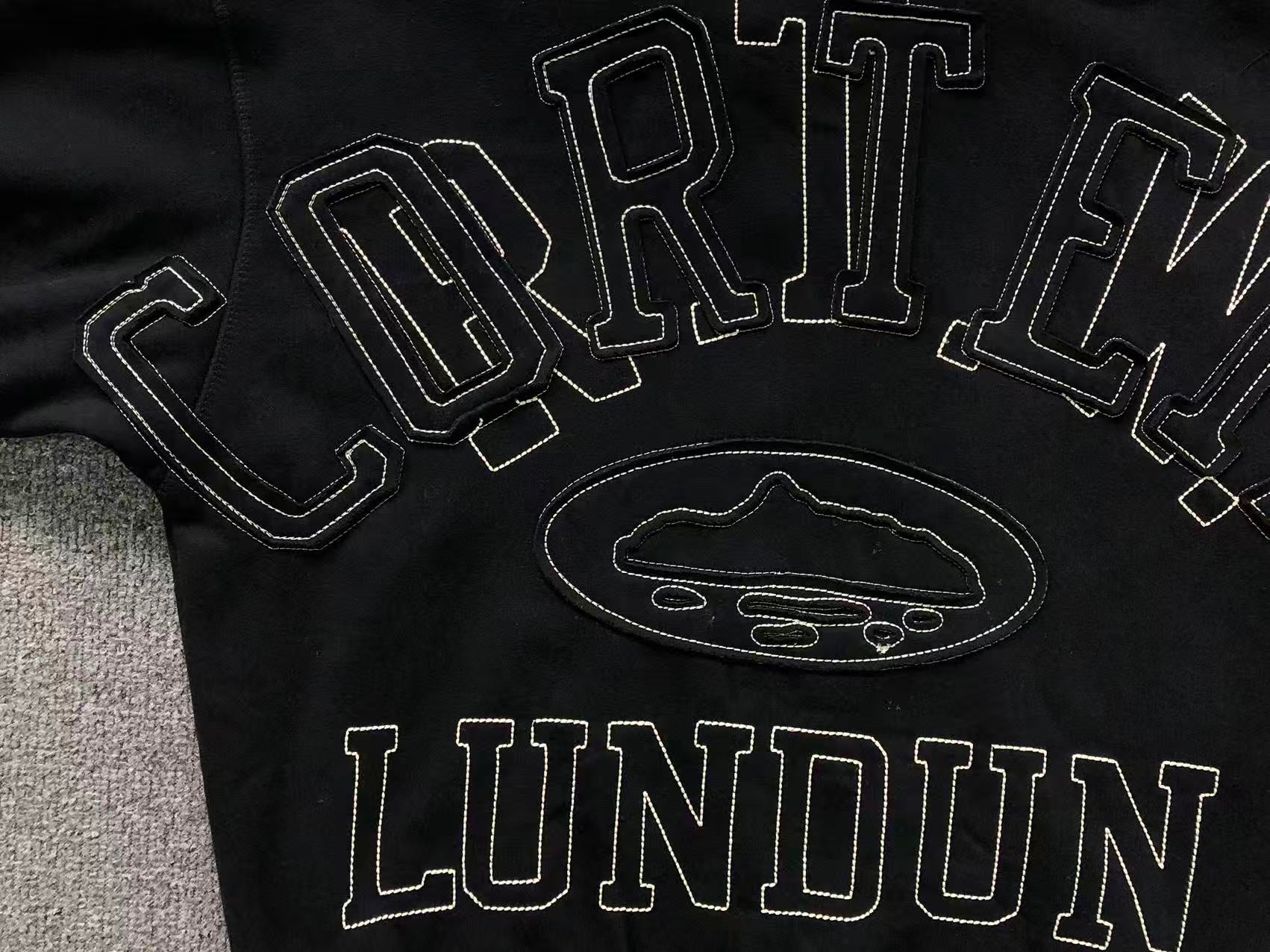 Blusa Corteiz blackout