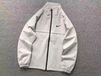 jaqueta é uma Nike Woven Jacket