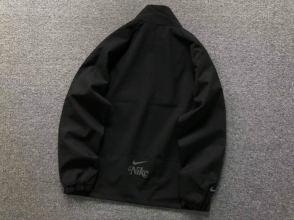 jaqueta é uma Nike Woven Jacket