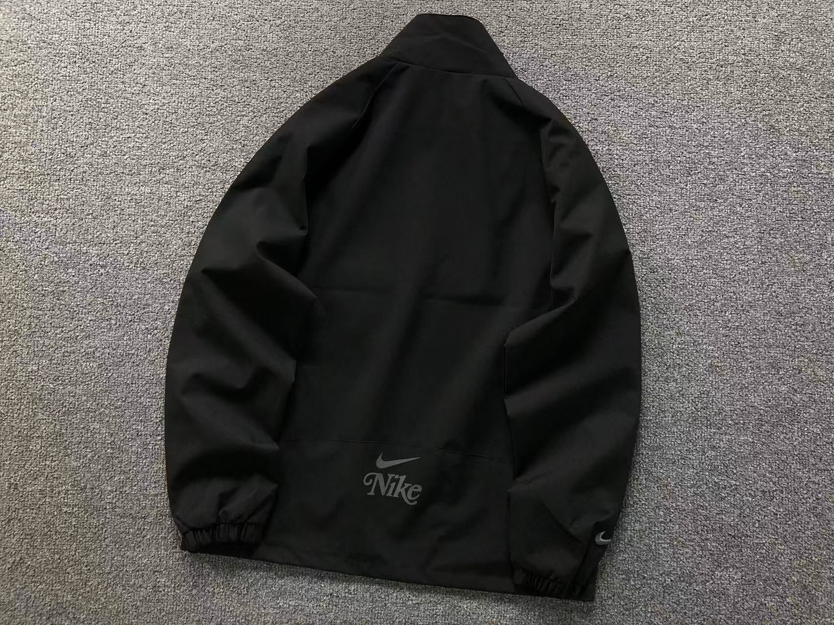 jaqueta é uma Nike Woven Jacket