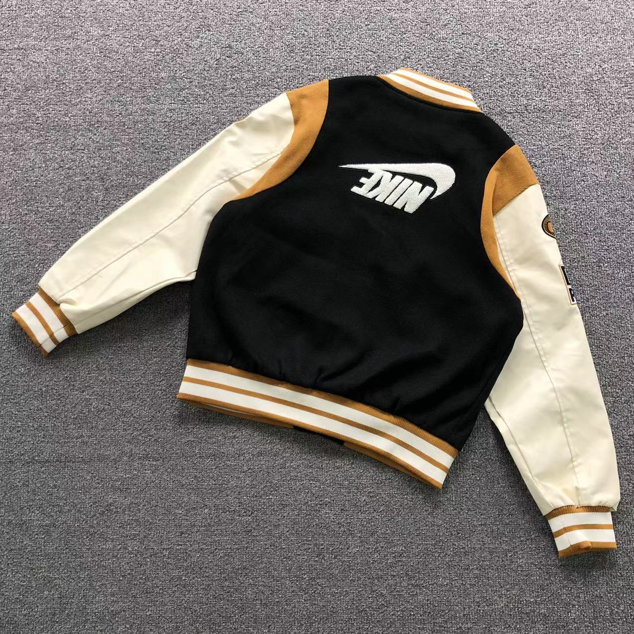Jaqueta estilo varsity da Nike,