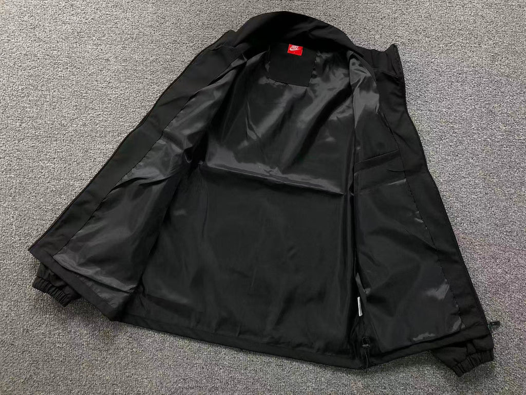 jaqueta é uma Nike Woven Jacket