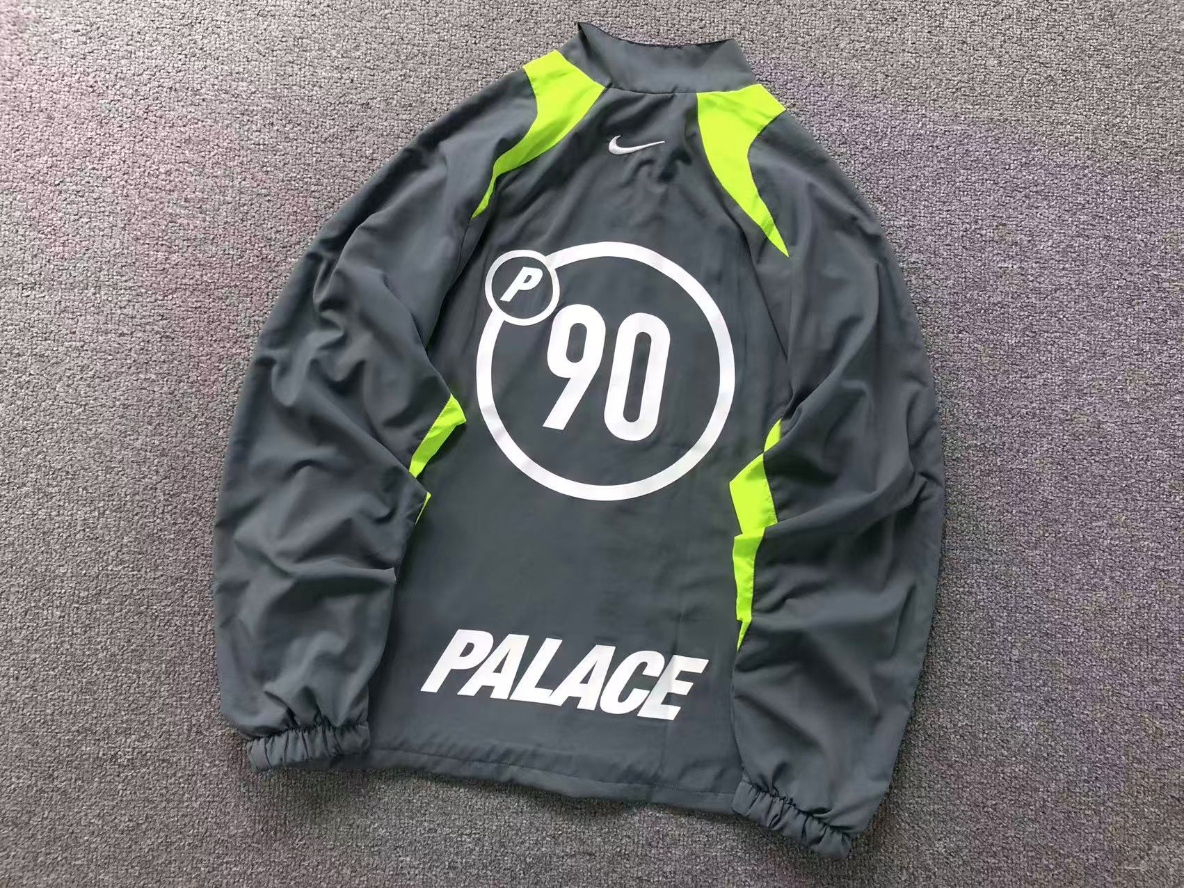 Blusa colaboração Palace x Nike Total 90