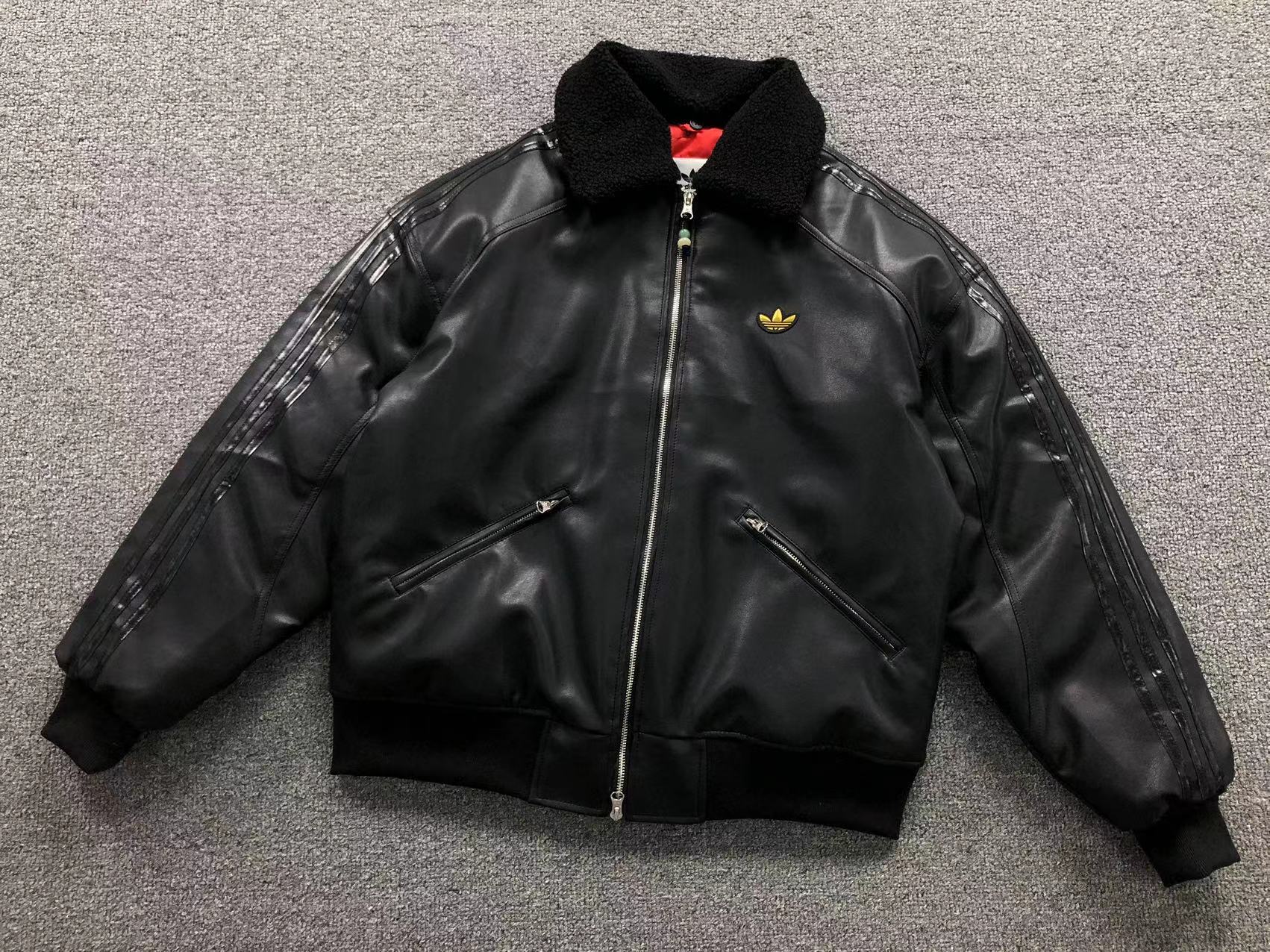 jaqueta Adidas preta de couro sintético