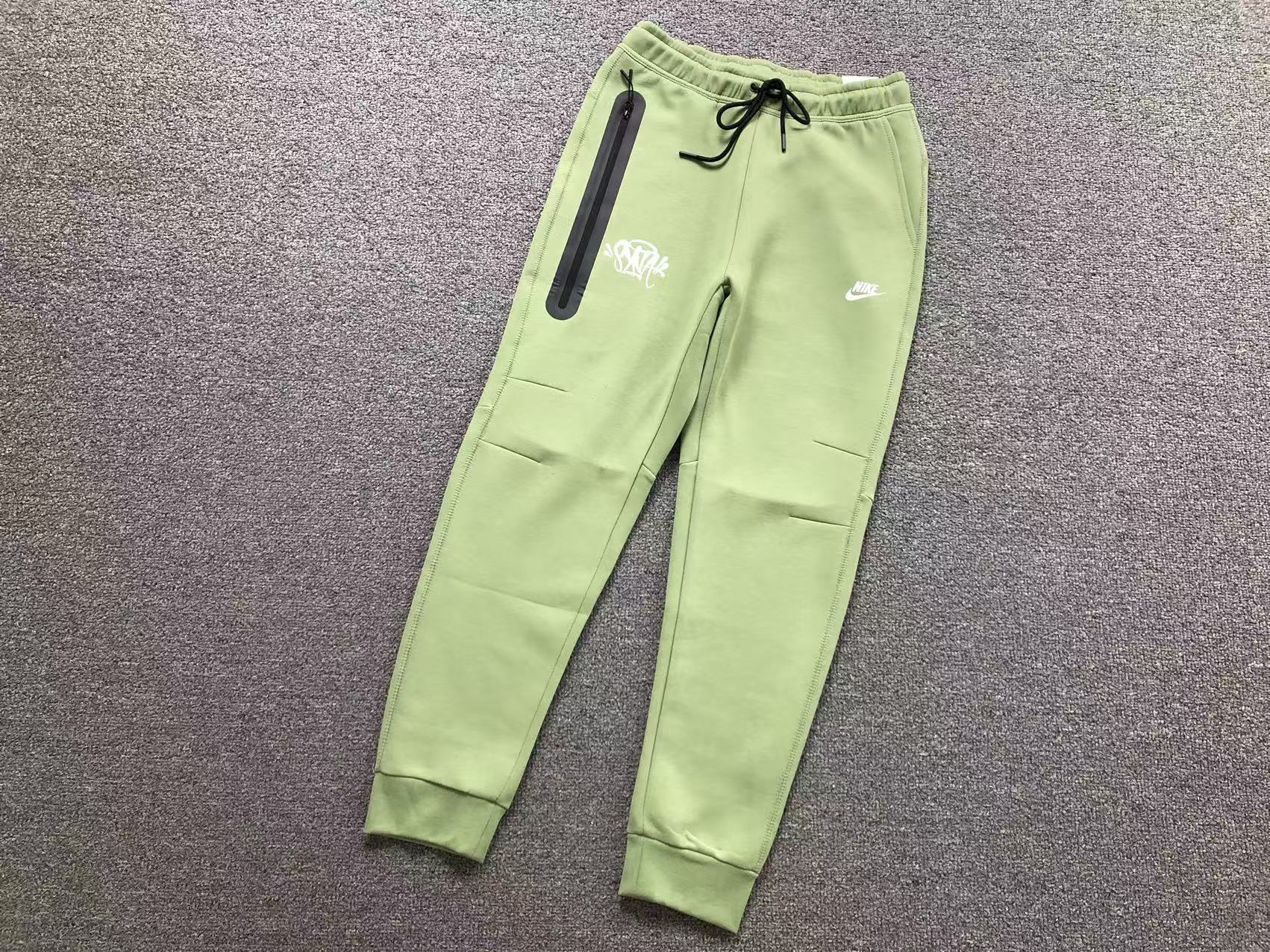 Calça agasalho Nike x Syna World