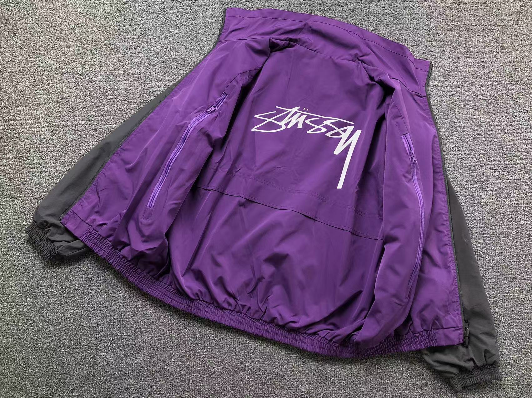 Jaqueta Corta Vento Roxo Dupla Face Stussy