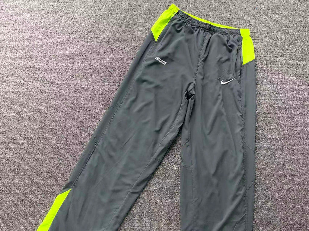Calça colaboração Palace x Nike Total 90