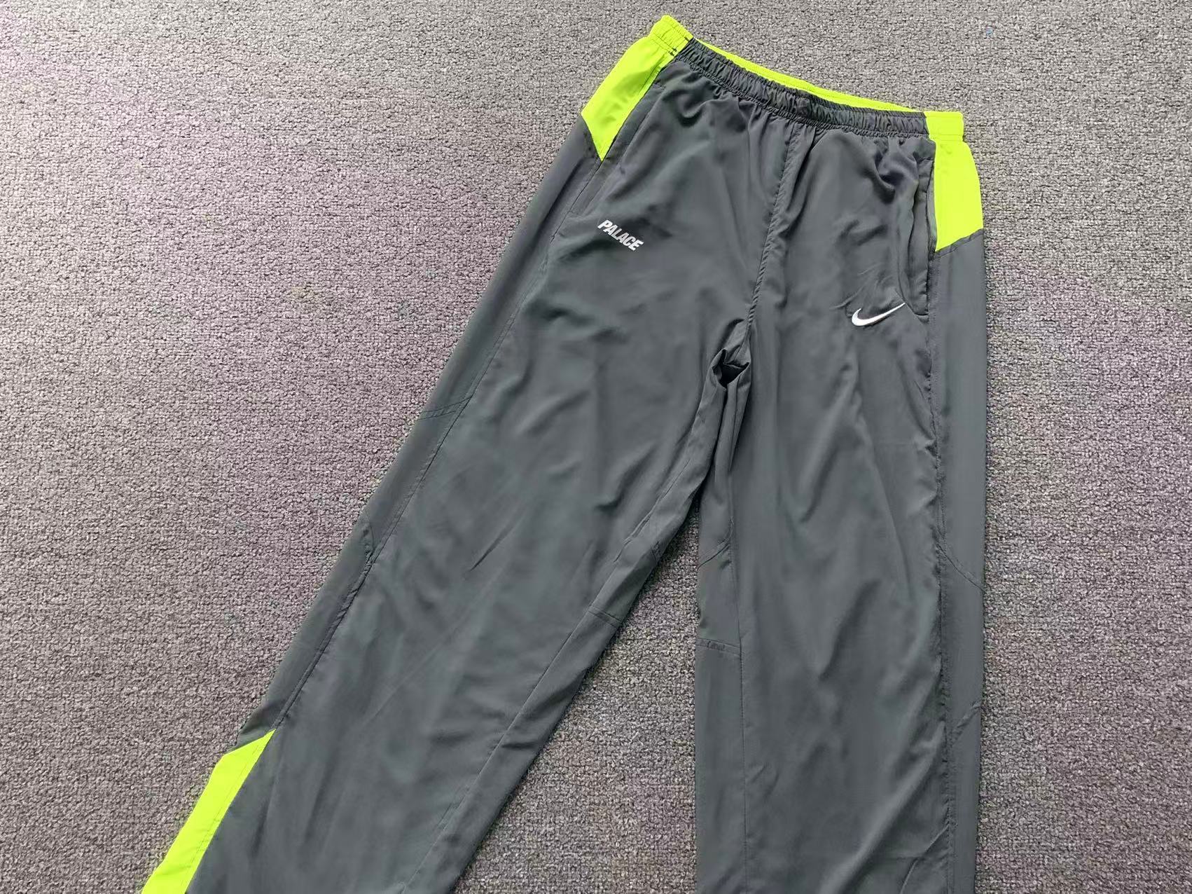 Calça colaboração Palace x Nike Total 90