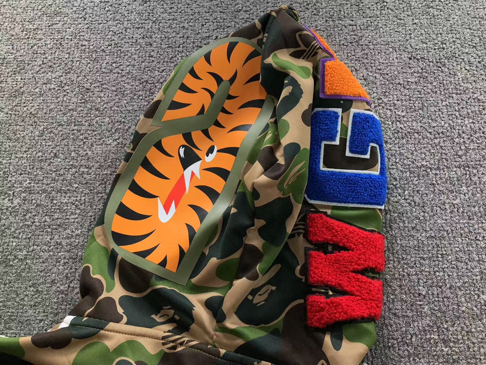Blusa BAPE x adidas Shark Track Hoodie verde camuflado