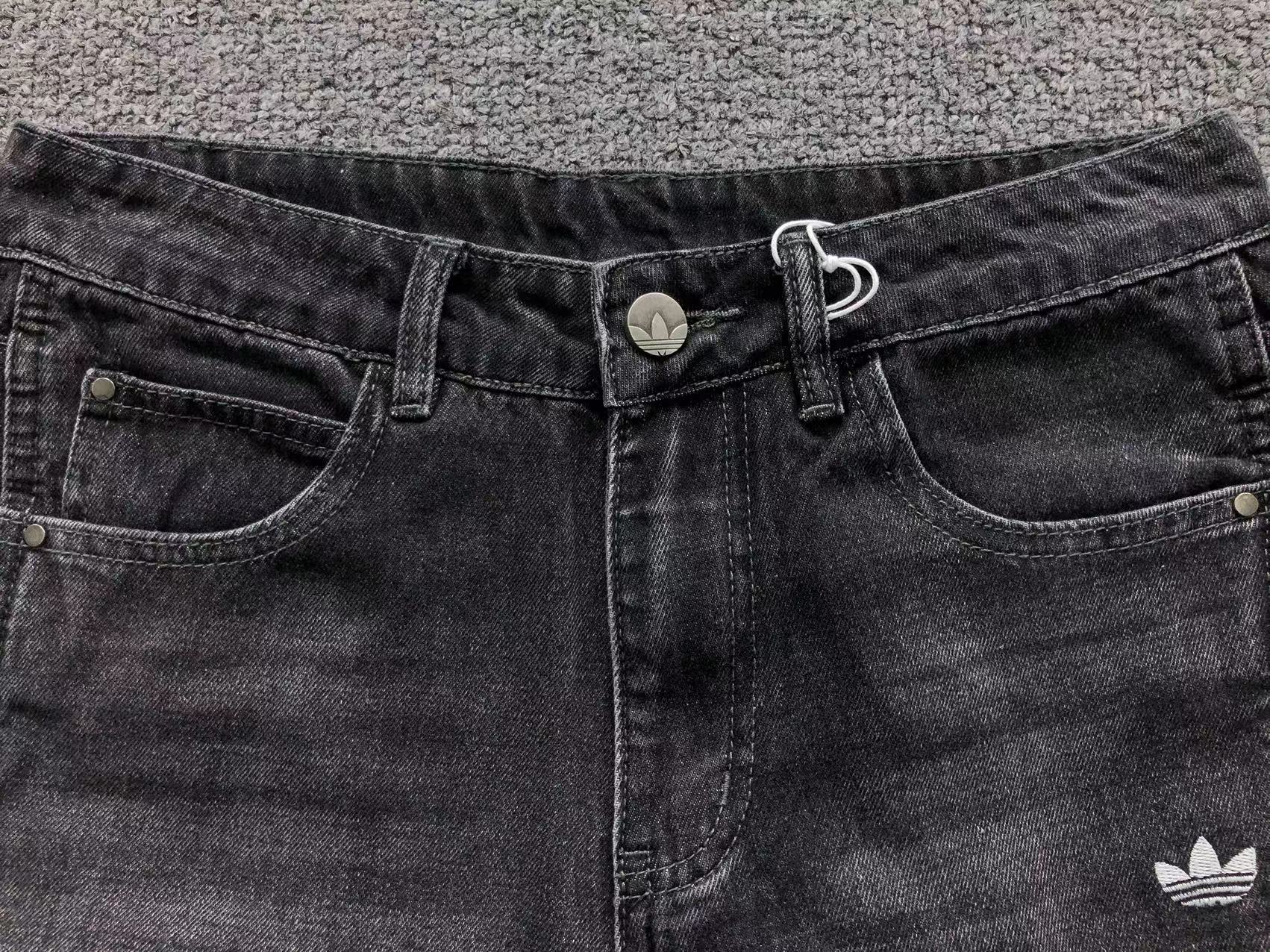 Calças jeans Adidas de corte amplo loose