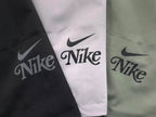 jaqueta é uma Nike Woven Jacket