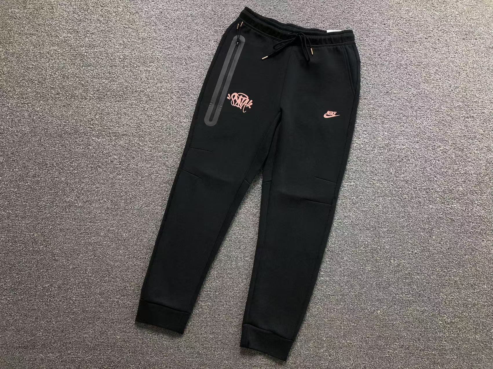Calça agasalho Nike x Syna World