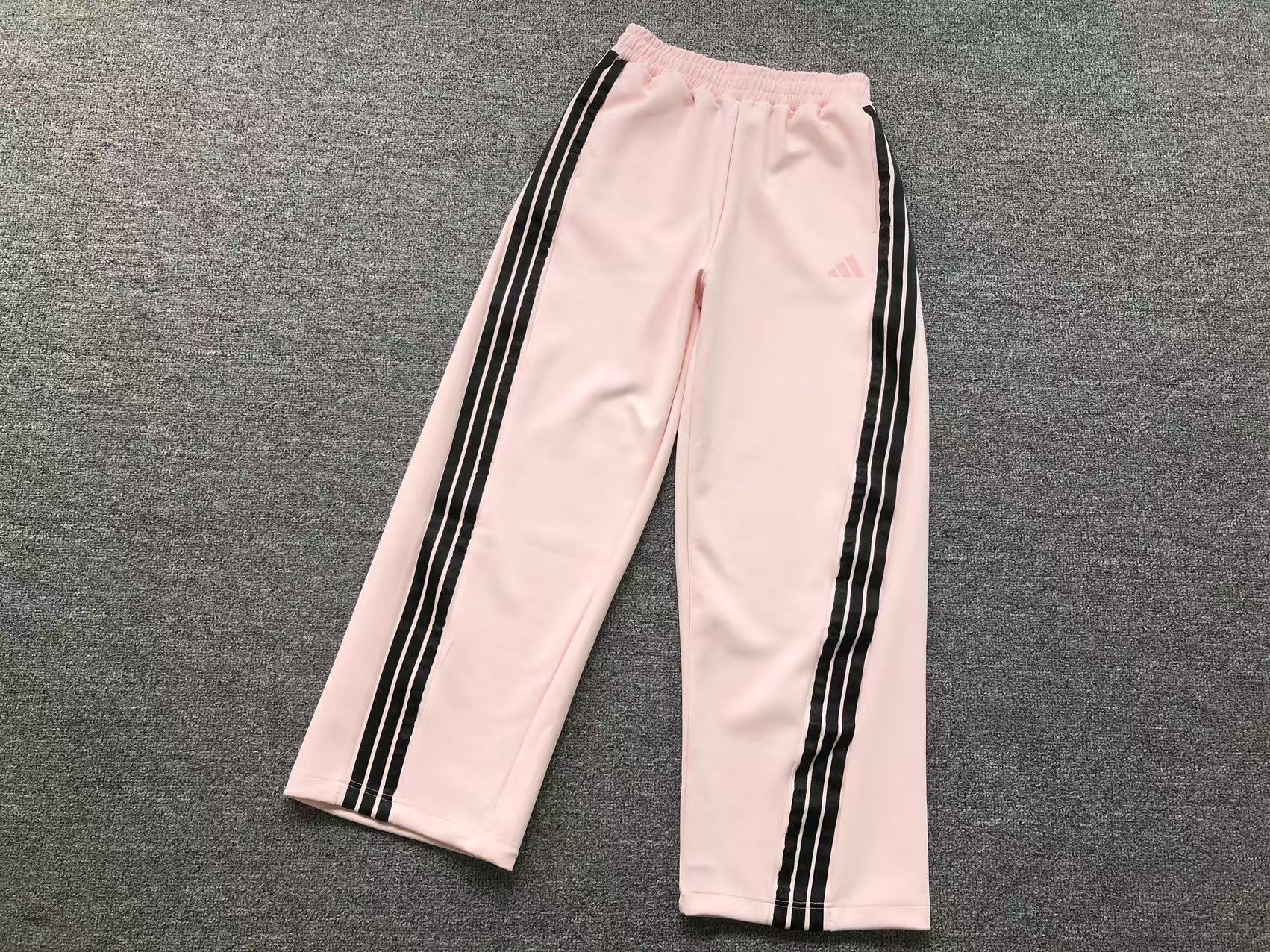 Calças Adidas corte de perna larga (wide-leg)