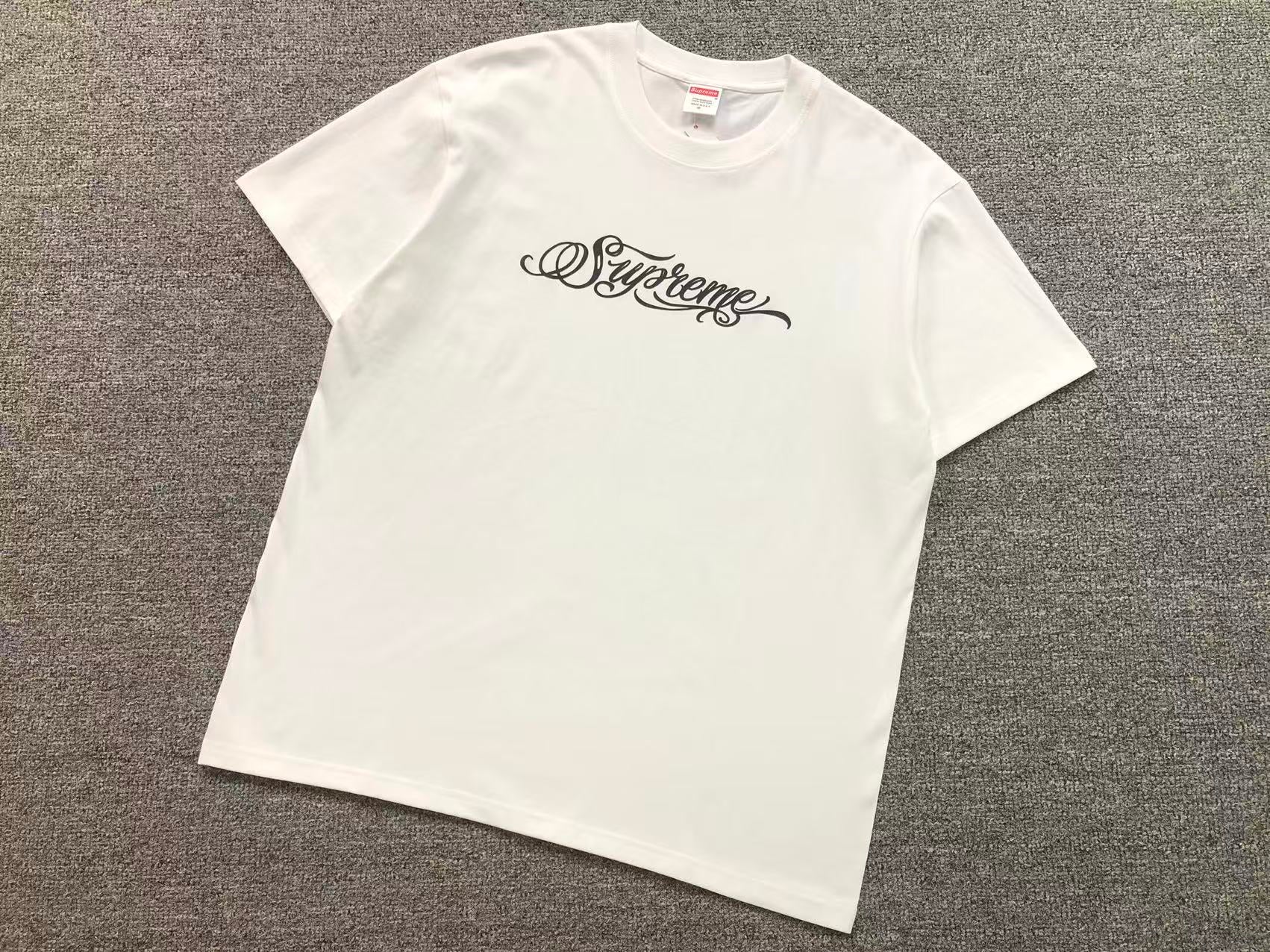 Camiseta Script Tee Supreme