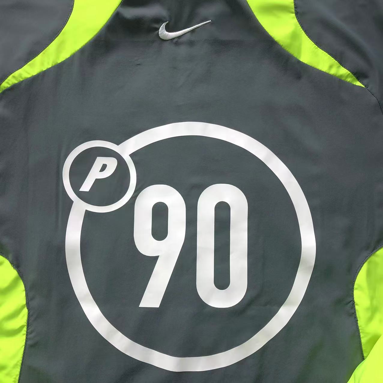 Blusa colaboração Palace x Nike Total 90